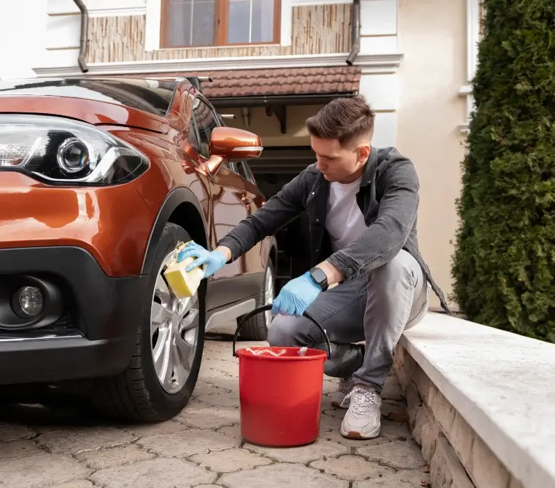 Lavage auto à domicile La Genête : professionnel intervenant sur un véhicule